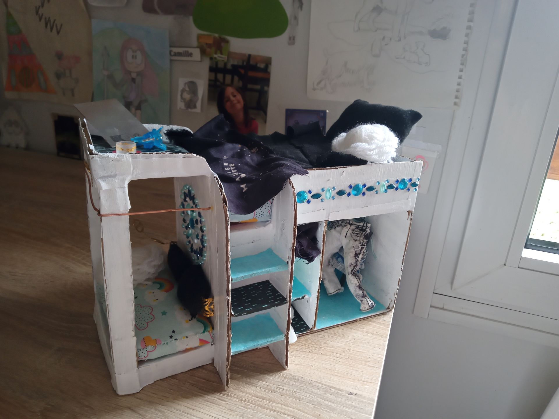 lit-rangement en carton pour moyenne poupée
