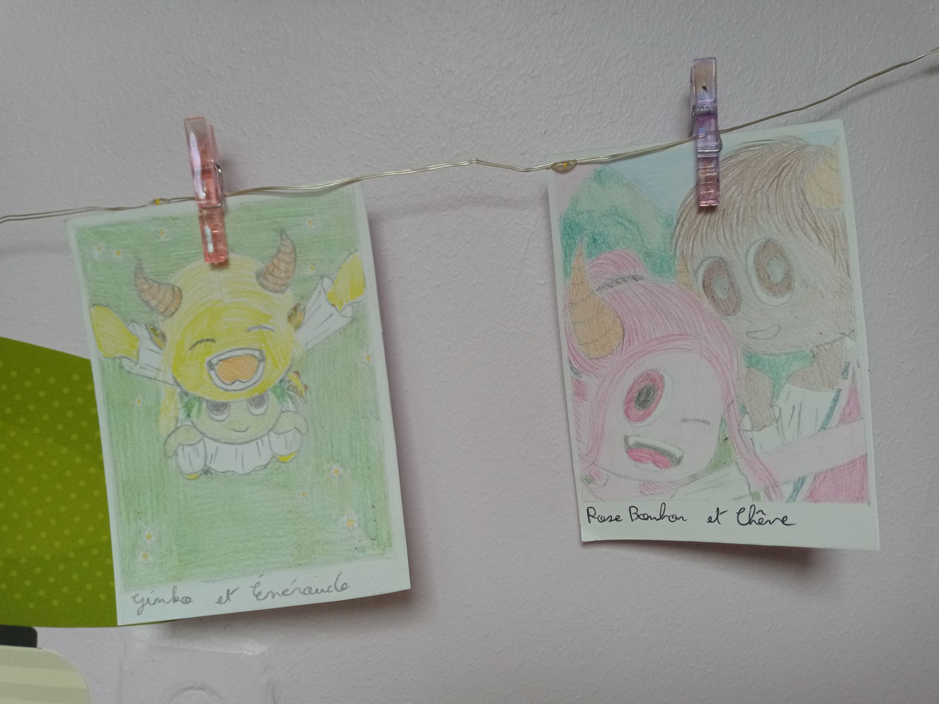 guirlande de dessin de dragonnière: Ginkco et Emeraude, Rose bonbon et Chêne